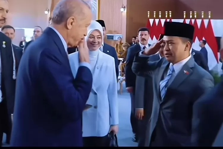 Agung Surahman, ajudan Presiden Prabowo Subianto, menjadi perbincangan publik setelah mendapat pelukan dari Presiden Turki, Recep Tayyip Erdogan. ( Foto:Tangkap layar TikTok Libra Girl).